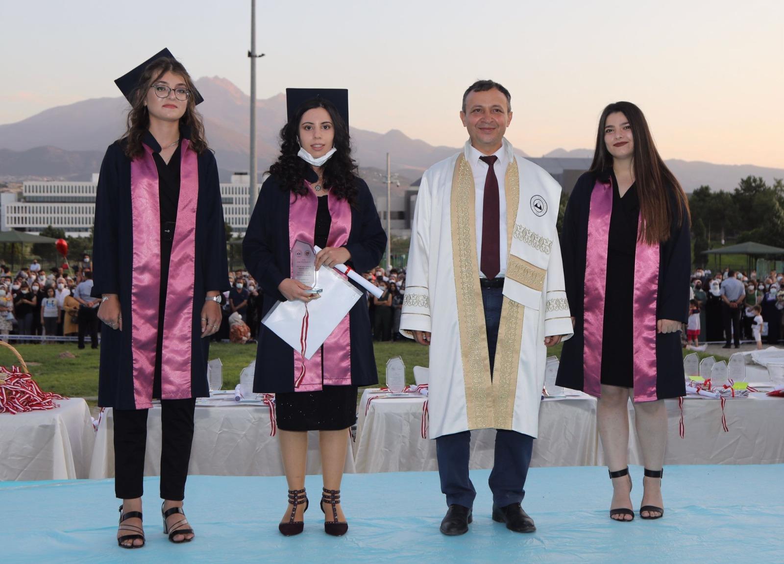 muhendislik fakultesinde mezuniyet sevinci